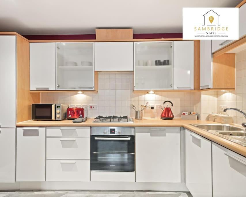 Aylesbury Central - 2 Bedroom Serviced Apt In Aylesbury By Sambridge Stays BUCKINGHAMSHIRE Esterno foto